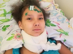 Моя дочь лежала на дороге в крови и грязи, а водитель обещал посадить нас, – мама 13-летней волгоградки рассказала о страшном ДТП
