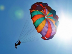 У волгоградского клуба «Ястреб» отобрали парашюты за «русскую рулетку» с кадетами