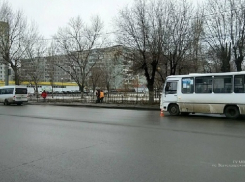 После падения в автобусе на севере Волгограда женщина попала в больницу
