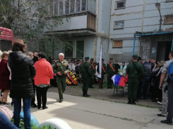 Над гробом плакали три женщины: в Волгоградской области похоронили погибшего на Украине Александра Водяного 