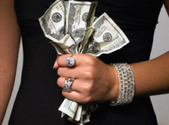 Экс-сотрудницу администрации Волжского осудят за взятки