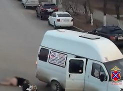 Юная волгоградка выпала из маршрутки на трассе: шок-видео