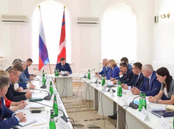 Губернатор Андрей Бочаров заставил подчиненных консолидироваться