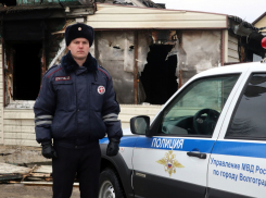 Многодетную семью из горящего дома спас полицейский в Волгограде