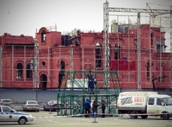 На площади Павших борцов начали установку главной елки Волгограда
