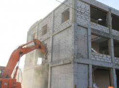 В Волгограде сносят незаконно построенный многоквартирный дом 