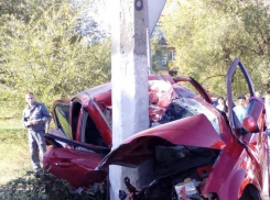 На юге Волгограда Chevrolet врезался в столб: авто разрезало пополам
