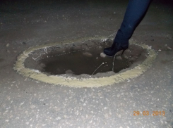 Фоторепортаж: В Волгоградской области активисты раскрасили ямы на дорогах