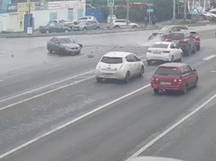 Эпичное ДТП с разворотом попало на видео на юге Волгограда