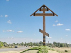 Никольский собор украсили поклонным крестом из красного туфа