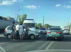 ДТП с участием скорой помощи и легковушки в Волгограде попало на видео