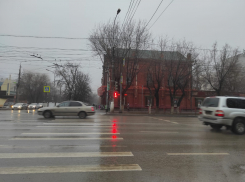 Перед нами выбросило в кювет грузовик с кирпичами: волгоградцы о провальной подготовке властей к зиме