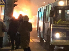 Жуткий пожар в маршрутке №59 попал на видео в Волгограде