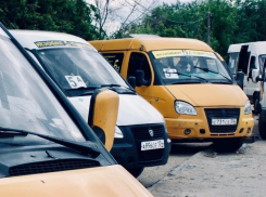 Полная людей маршрутка влетела в Toyota Camry на севере Волгограда 