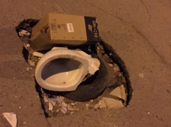 Старым унитазом «залатали» яму на дороге в Волгограде