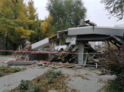 В Волгограде ищут способ ювелирно снести старое здание рядом с ценным объектом в центре