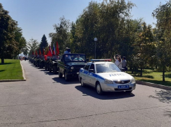 Переданные 11 воинских знамен от МИД РФ отправились по Волгограду на ретро-автомобилях: видео