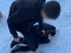 Школьника жестоко избили и заставили извиняться по просьбе 15-летней в Волгограде 