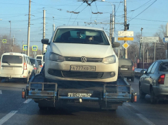 Увезший иномарку с дамой за рулем эвакуатор шокировал волгоградцев