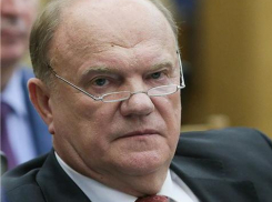 Пустить погреться в лучах символизма просят «засталинградцы» главного коммуниста Зюганова 