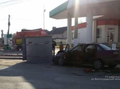 В Волгограде автомобиль Daewoo сорвался с буксира и протаранил металлический забор 