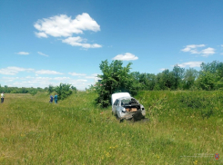 Водитель разбился в страшном ДТП с Niva и экскаватором в Волгоградской области
