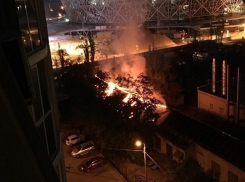 В центре Волгограда у строящегося стадиона сгорела заброшенная котельная