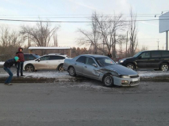 На юге Волгограда водитель на Nissan врезался в Renault: есть пострадавшие