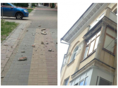 Разрушающийся балкон угрожает жизням прохожих в центре Волгограда