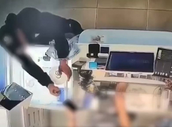 Дерзкое ограбление ювелирного с гранатой в руках попало на видео в центре Волгограда