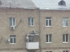 В Волгограде с крыши дома рухнул шифер на балкон и автомобиль