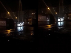 «Питьевой фонтан» забил из-под асфальта посреди улицы на юге Волгограда