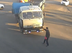 Пытавшийся остановить КамАЗ волгоградец умер в реанимации
