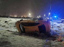 Пьяная волгоградка улетела в кювет в машине с тремя детьми