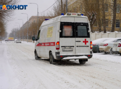Наезд на дорожную яму отправил в больницу молодого водителя