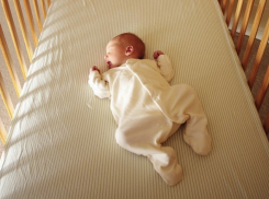 Пятимесячного малыша нашли мертвым рядом со спящей матерью в Волгоградской области