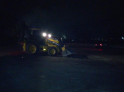 Врезался в экскаватор и попал в больницу водитель китайской машины  в Волгоградской области