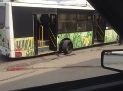 Автобус № 77 потерял колесо на западе Волгограда 