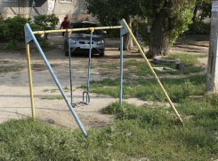 Четырехлетний мальчик выпал из окна 2-го этажа в Волжском, оперевшись на москитную сетку