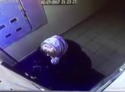 Волгоградцы предупреждают о странной женщине, гуляющей по подъездам