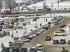 В Волгограде у «Европа Сити Молл» Mitsubishi протаранил столб: ДТП попало на видео