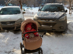 Волгоградка с маленьким ребенком оказалась заблокирована двумя иномарками