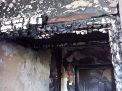 Одинокой бабушке из Волжского выделили 53 тысячи на восстановление сгоревшей квартиры 