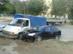 В Волгограде водитель «Газели» протаранил Skoda и сбежал с места ДТП