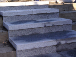 Лестницу в пойму реки Царица одевают в белый гранит