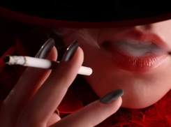 Курящая женщина выгнала на улицу 20 человек