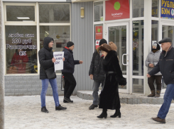 Серия одиночных пикетов против пенсионной реформы прокатилась по Волжскому перед Новым годом