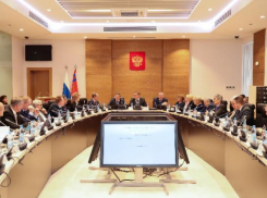 Андрей Бочаров неожиданно навестил депутатов
