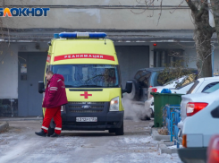 Медики спасают волгоградца после шок-наезда иномарки на пешеходов