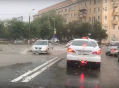 В Волгограде затопило дорогу к ГУВД региона
